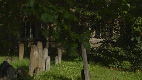 教堂墓地的追踪镜头