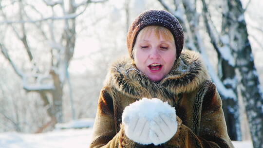 女人吹走了手里的雪