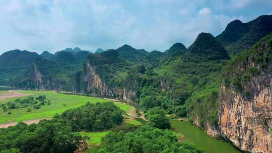 广西桂林黄牛峡漓江旅游船