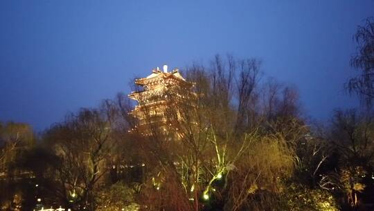 济南大明湖景区夜景，超然楼亮起灯光