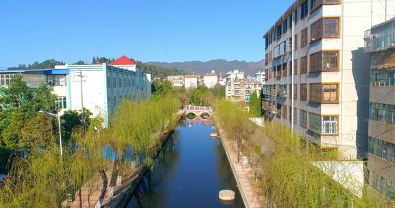 航拍春天河道两旁风光