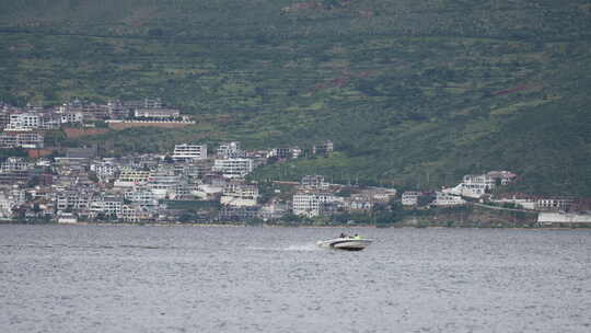 大理洱海风光湖泊湖畔快艇