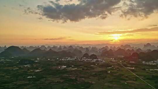 夕阳下的乡村与群山远景