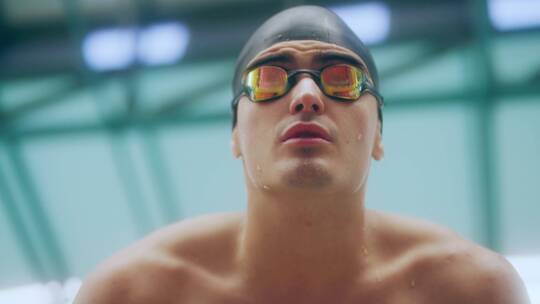 游泳运动员抬头的特写镜头