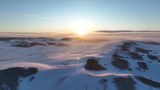 雪后山地灿烂夕阳的壮阔景观