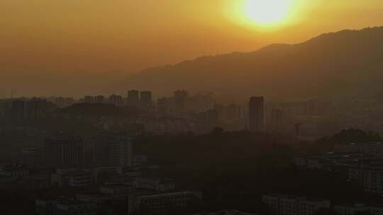 航拍山城重庆日落黄昏 城市建筑 山脉 剪影