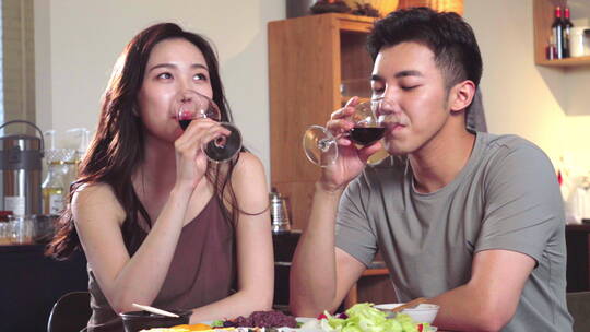 年轻夫妇在家用餐视频素材模板下载