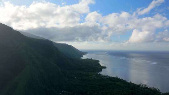 早晨日出云火山岛山脉Teahupoo T