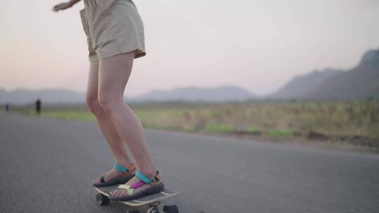 女子街头玩滑板