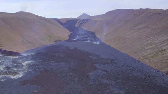 白天，冰岛格尔丁加达利尔火山熔岩场升起的蒸汽。空中