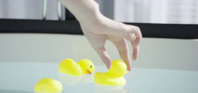 浴缸放水 小黄鸭