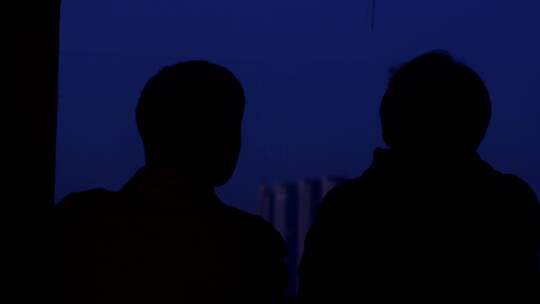 看向窗外拍窗外景色好朋友畅想思考未来