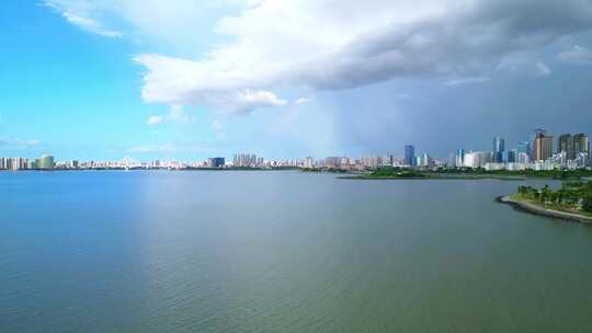 海南海口雨过天晴，航拍城市上空双彩虹