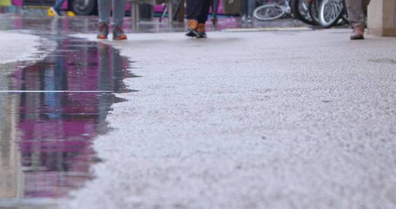 走在雨后路上的行人