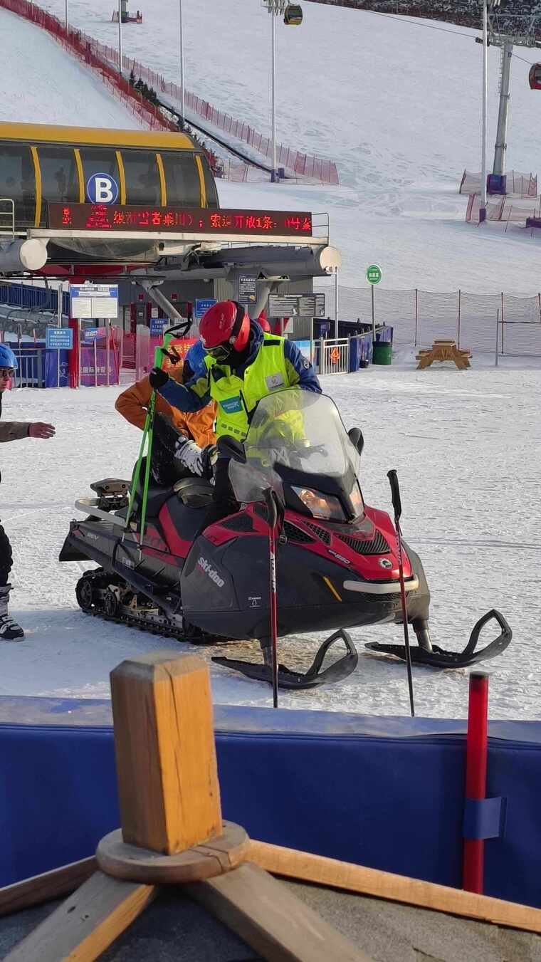 滑雪场工作人员驾驶雪地摩托