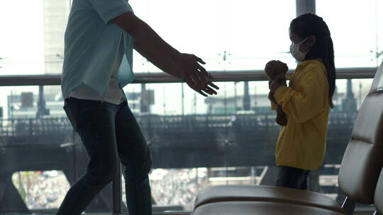 父亲在机场拥抱孩子视频素材模板下载