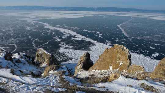 三兄弟岩，在冰冻的贝加尔湖岸边，萨根-库