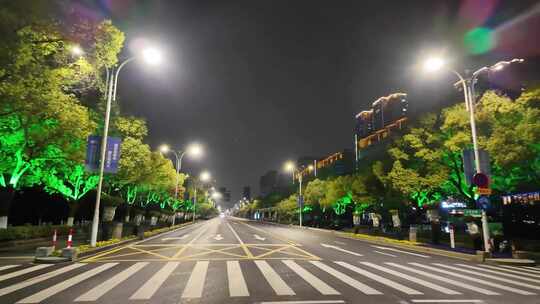 城市夜晚开车第一视角汽车窗外沿途风景马路