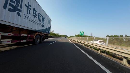 港珠澳卡车航班厢式货运卡车行驶在高速公路