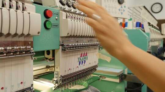 服装厂工作的特写视频