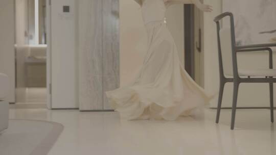 女性在光影下起舞裙摆飞扬的氛围