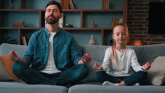 瑜伽，客厅，父亲，女儿