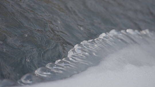 冬季水流经过结冰河岸4k50帧灰片