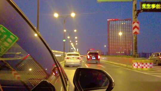 城市夜晚汽车在马路上行驶夜景视频素材
