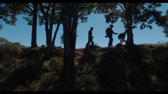 摄影师视频拍摄风光走着悬崖边摄制组