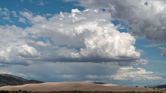沙丘上云层的延时变化