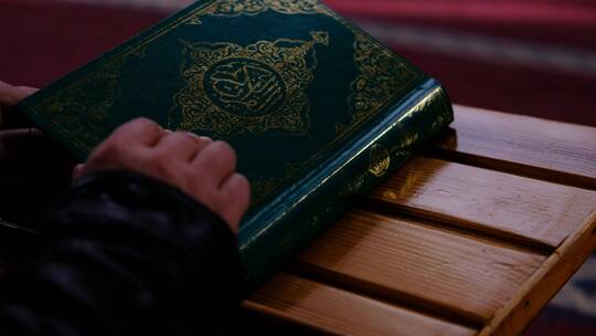 在清真寺阅读穆斯林圣书特写镜头