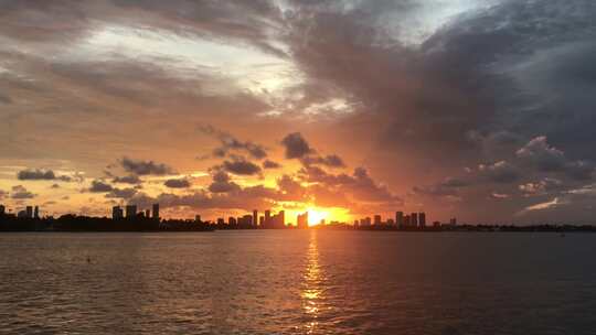 城市唯美的夕阳倒映海面