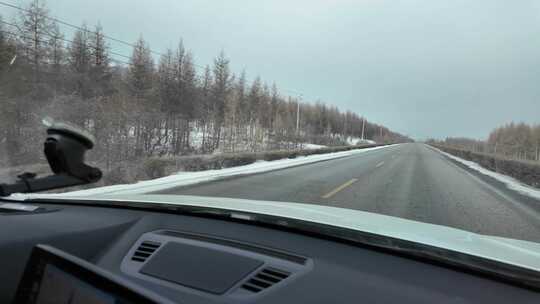 开车行驶在冬天雪景公路