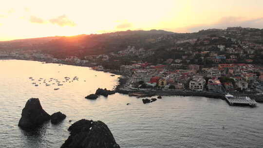 空中，西西里海岸旅游小镇阿奇·特雷扎的日落