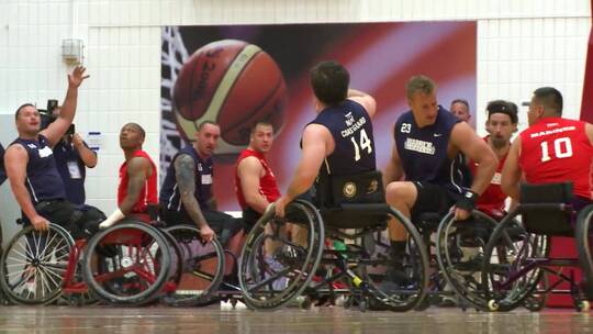 残疾人坐着轮椅进行篮球比赛视频素材模板下载