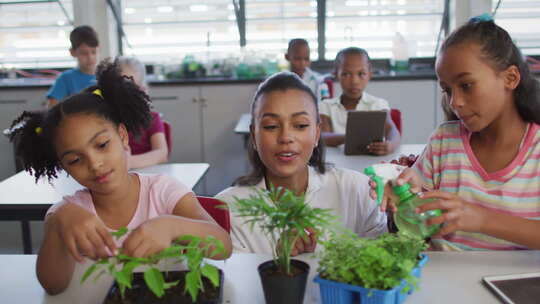 老师和学生在教室里种植植物