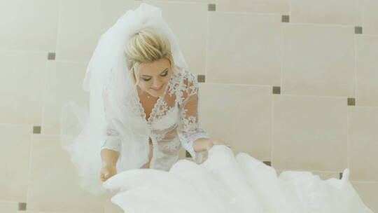 新娘在欣赏自己的婚纱视频素材模板下载