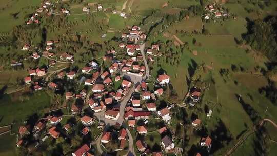 空中拍摄在山区的村庄