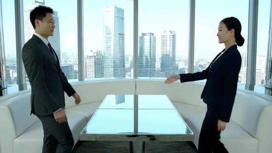 商务人士办公室内友好交流