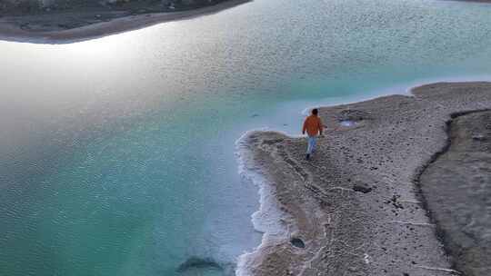 青海海西大柴旦翡翠湖碧水人物航拍视频