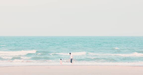 8k实拍夏日海边沙滩上嬉戏的一家人