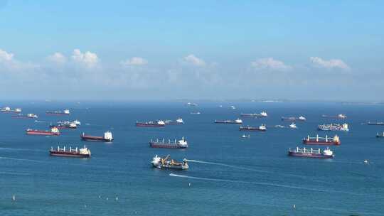 新加坡海边海上停靠的货轮