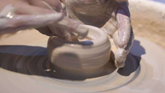 游客体验制作陶瓷手工艺术品瓷器碗拉坯