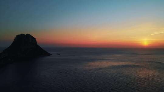 空中：西班牙伊维萨岛地中海上美丽的日落。