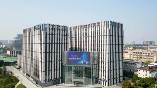 现代化城市街道与高楼的景象