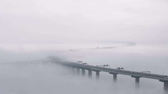 云雾缭绕的跨海大桥深中大桥