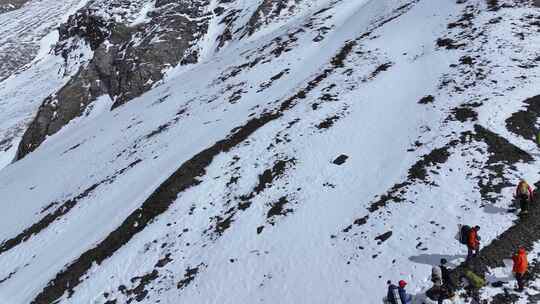 航拍攀登岷山山脉主峰雪宝顶雪山的登山队