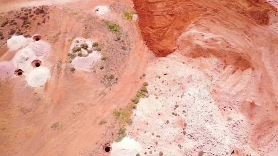 航拍对澳大利亚库伯佩迪沙漠内陆的蛋白石矿和尾矿