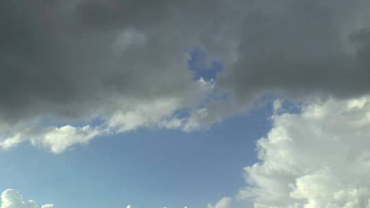 延时拍摄蓝天上弥散的白云
