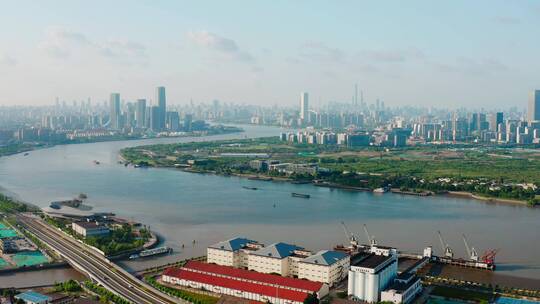 贯穿上海的黄浦江